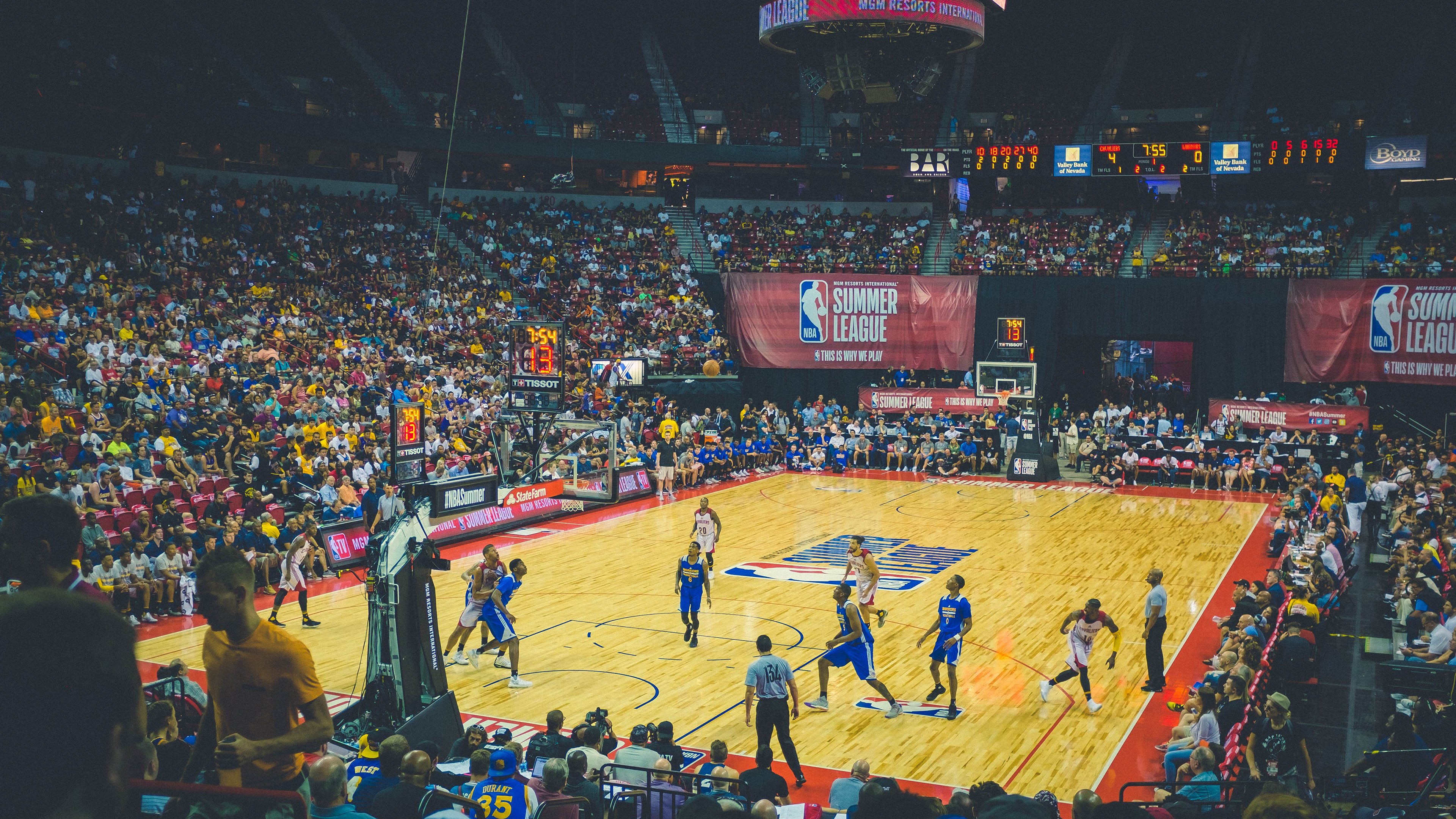 布克外线开火太阳早早确立领先优势，布克36分太阳险胜火箭