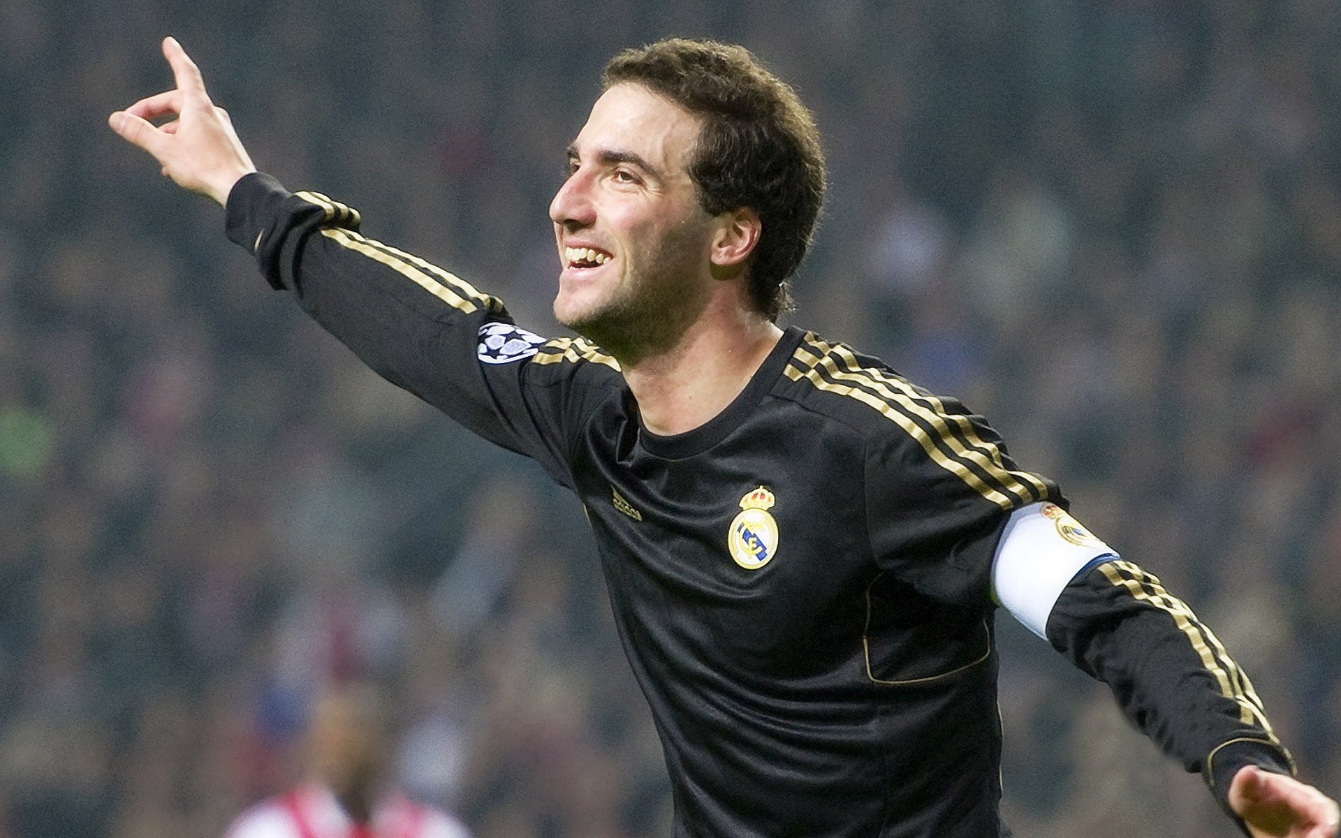 球员在欧洲杯上被俱乐部教练重点关注并记录数据，欧洲杯各球队教练